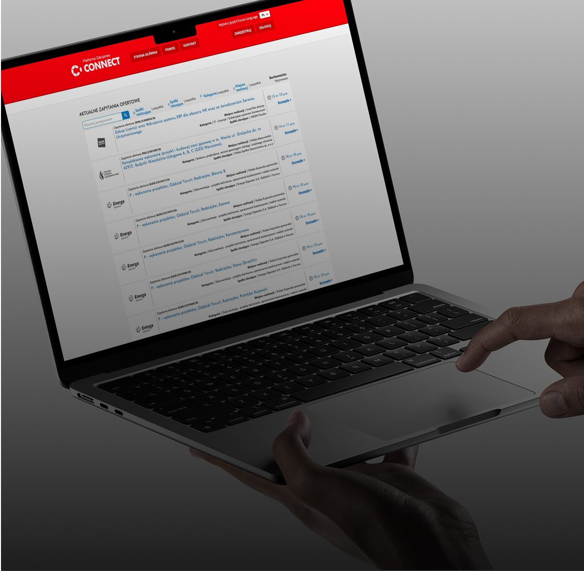 Dłonie na laptopie z otwartą Platformą Zakupową CONNECT i listą aktualnych zapytań ofertowych.