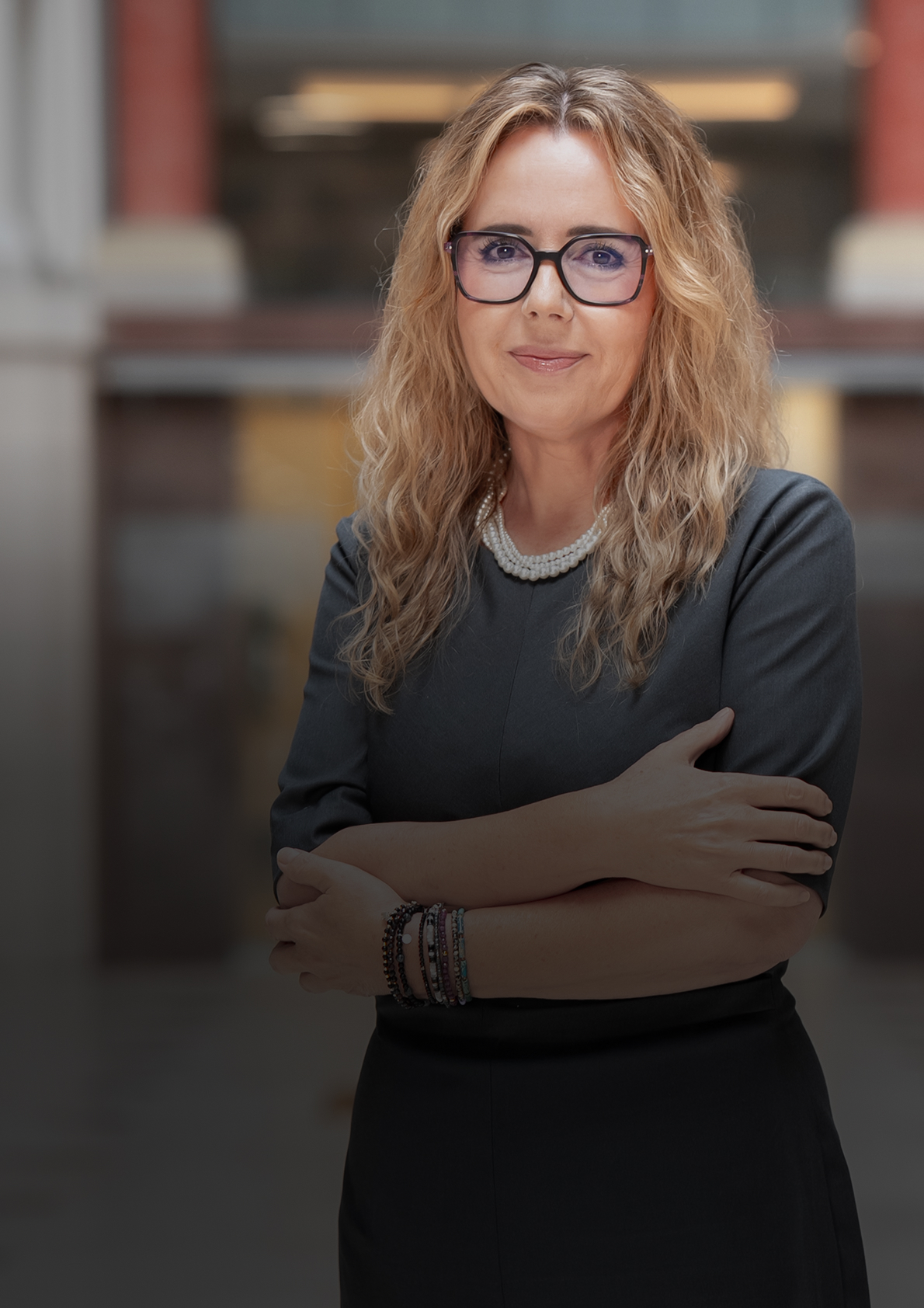 Diana Batko, Wiceprezes ORLEN ds. Logistyki i Zakupów, stojąca z założonymi rękami.