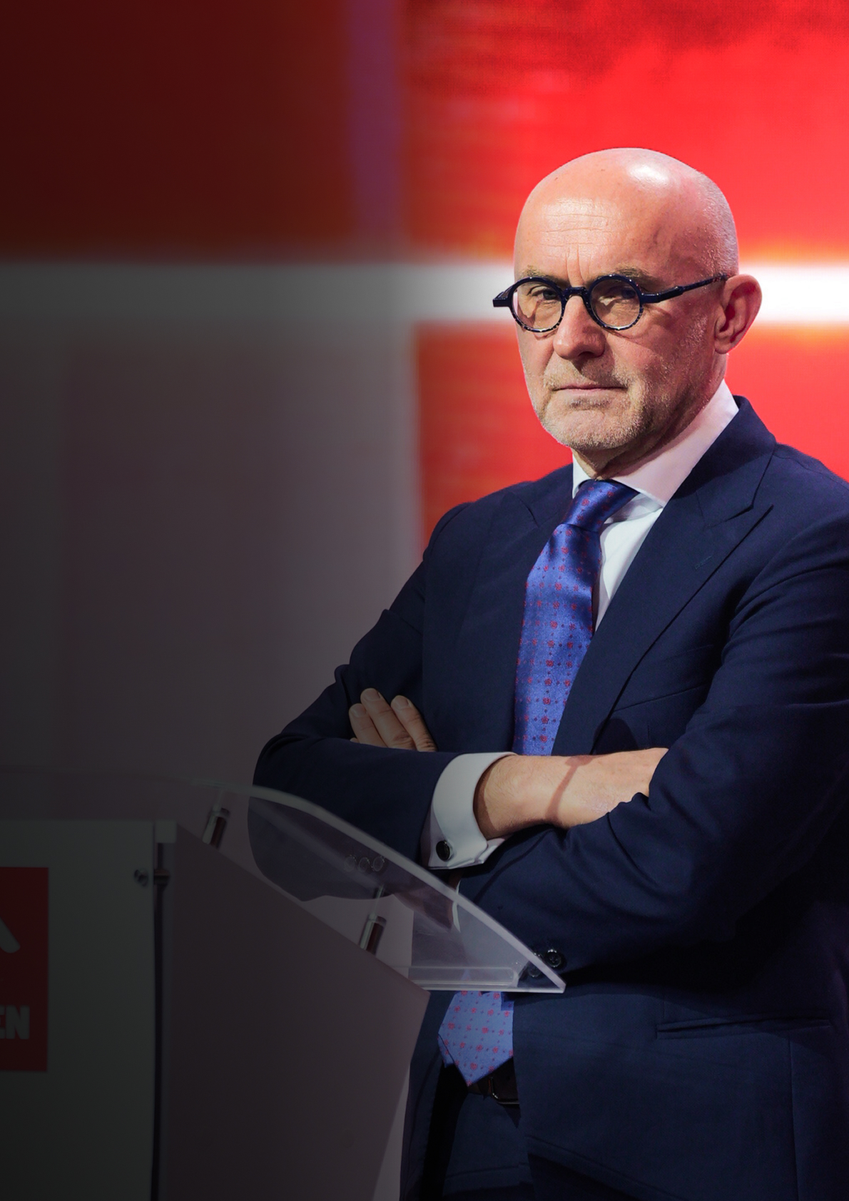 Ireneusz Fąfara, Prezes Zarządu ORLEN, stojący ze skrzyżowanymi rękami przy mównicy.